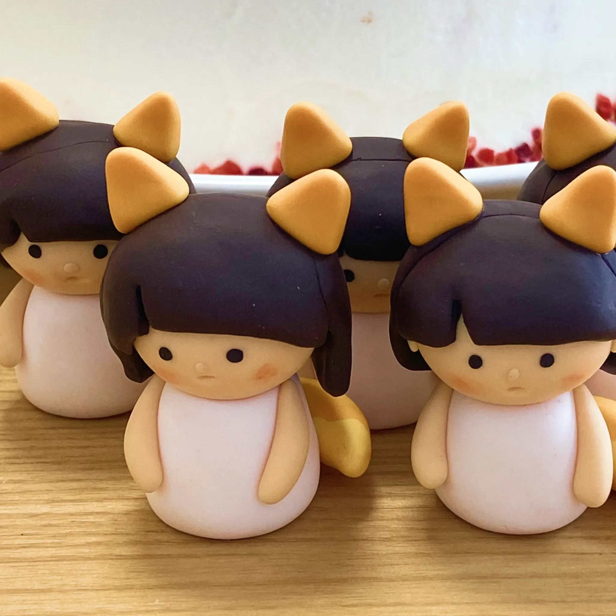 樹脂粘土で作った「こんこんわらべ」のフィギュア。
