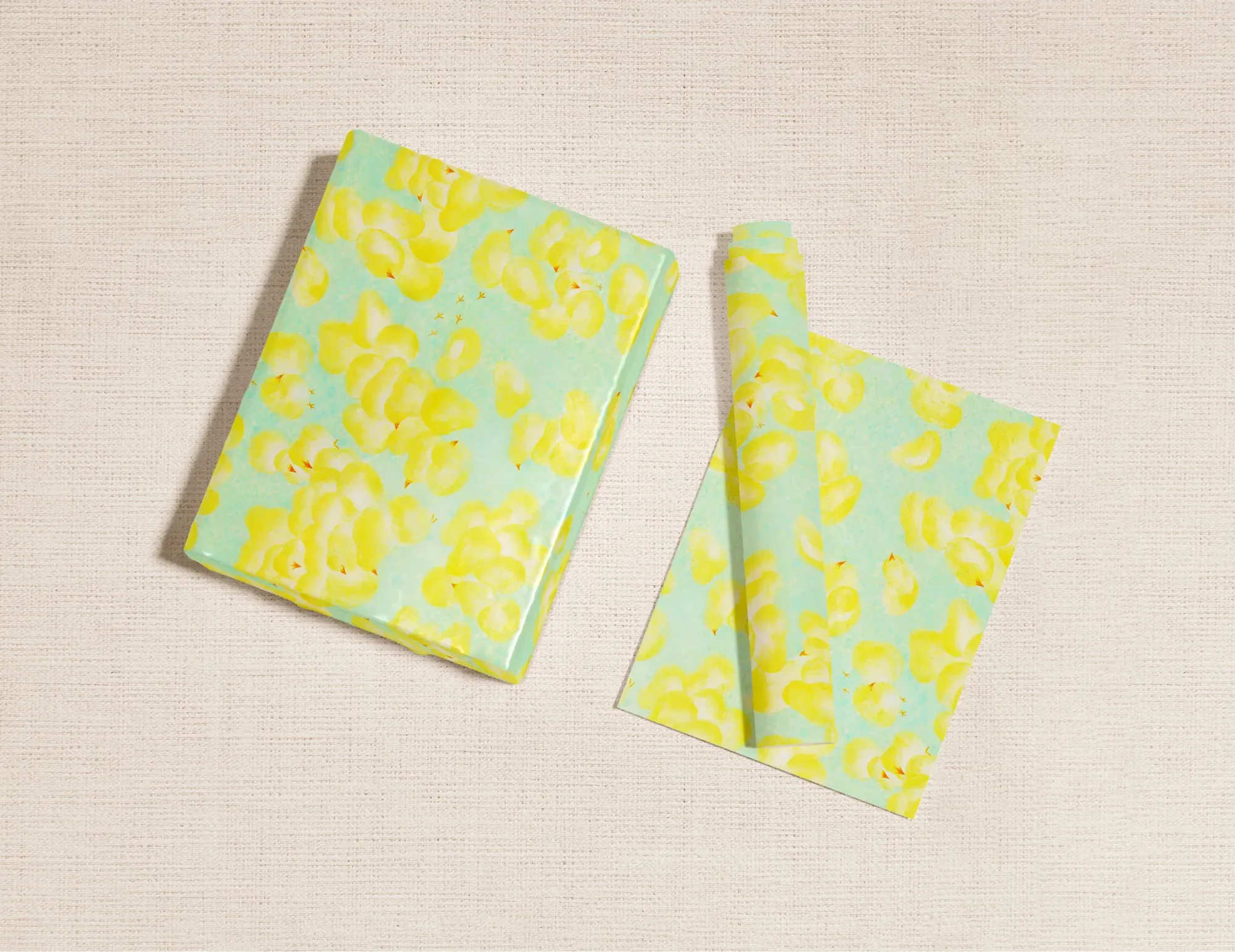 ひよこの柄の包装紙に包まれた箱と、広げた包装紙の画像