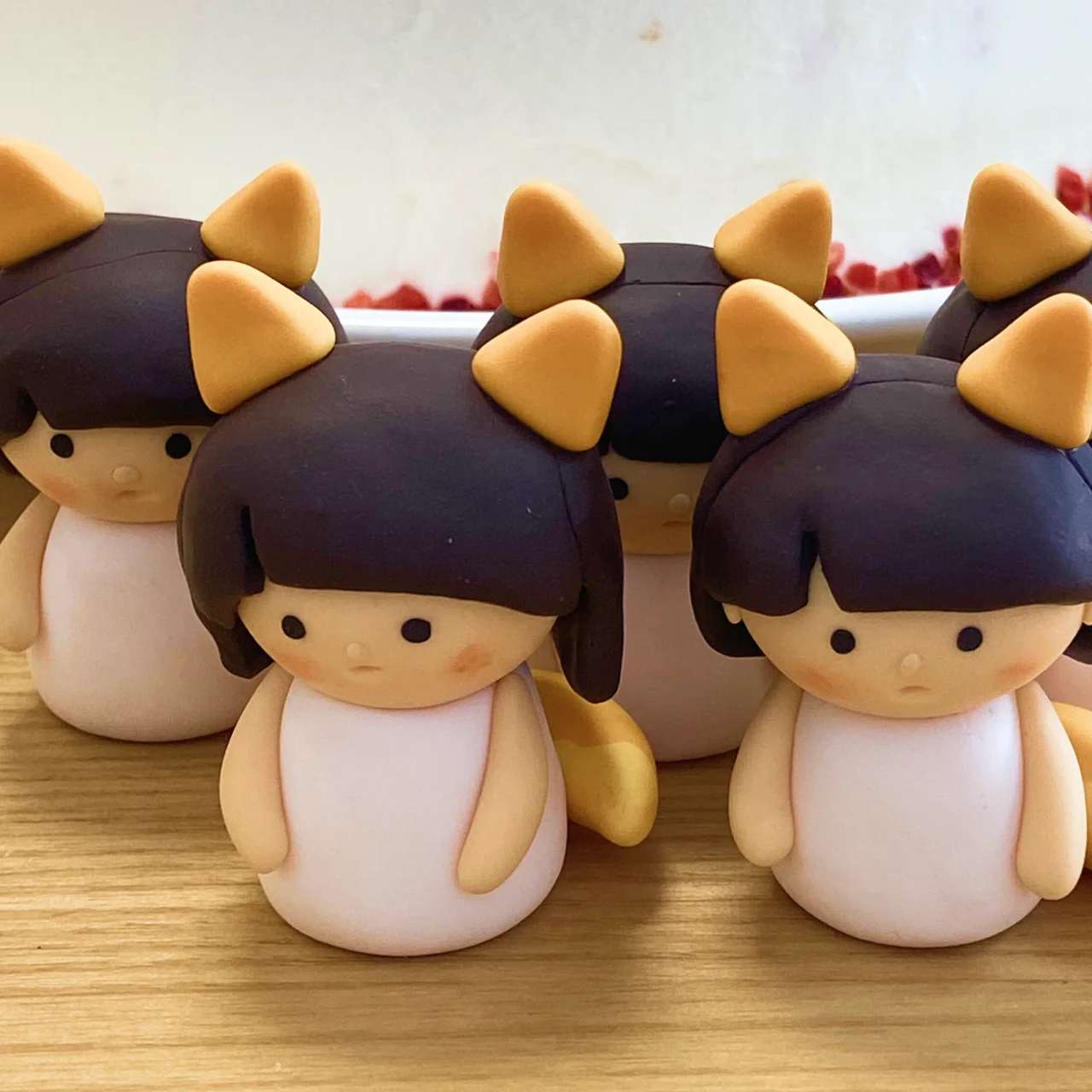 樹脂粘土で作った「こんこんわらべ」のフィギュア。