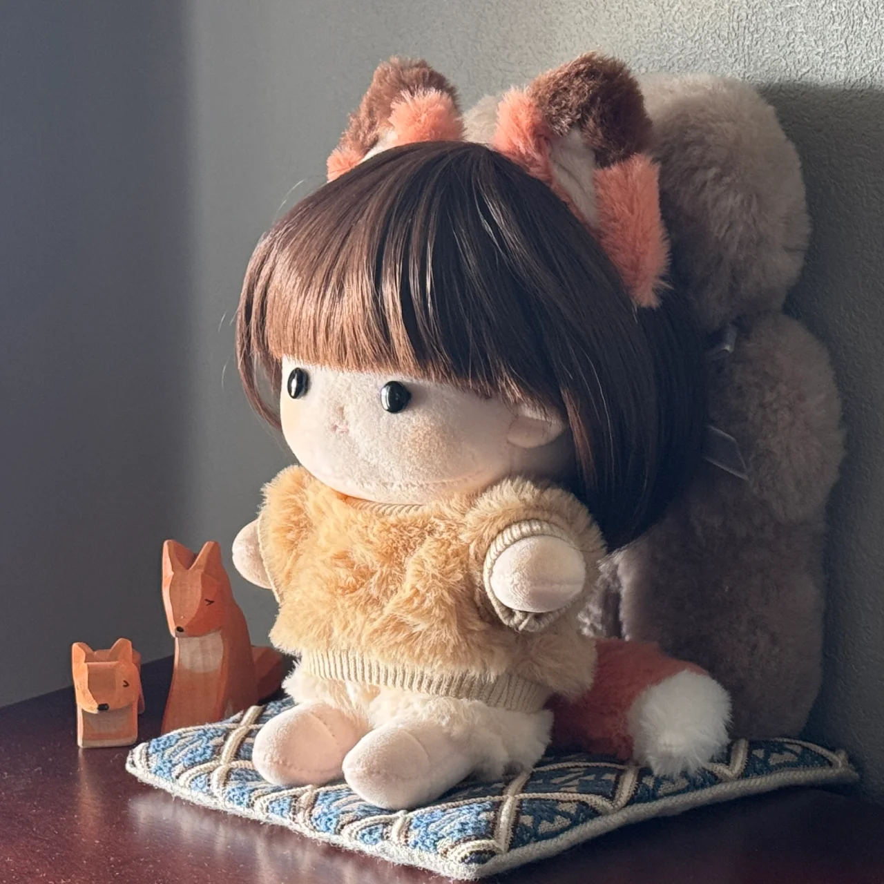 「こんこんわらべ」のぬいぐるみ。